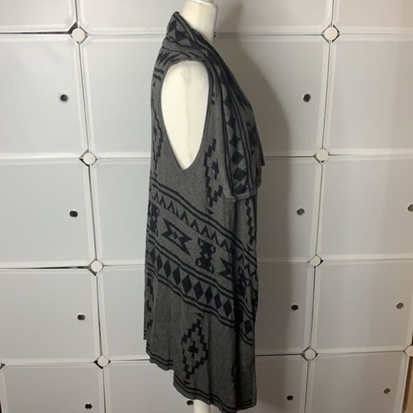 Forever 21 Gray & Black Aztec Tribal Print Sleeveless Cardigan One Size - Picture 4 of 9